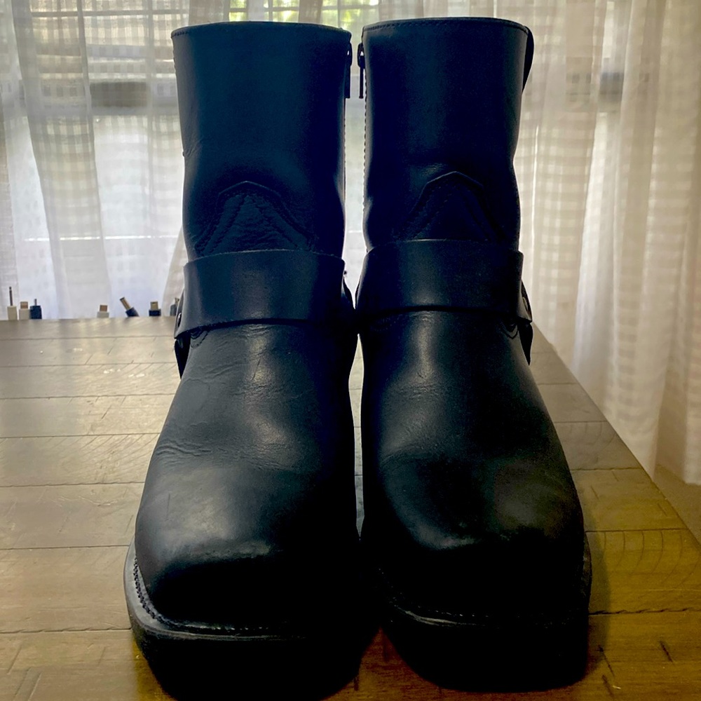 Slightly used zipper Dingos